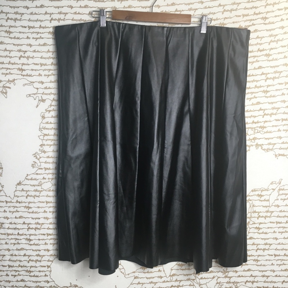 NWT Lane Bryant 26 Faux Leather Pleat Skater Skirt